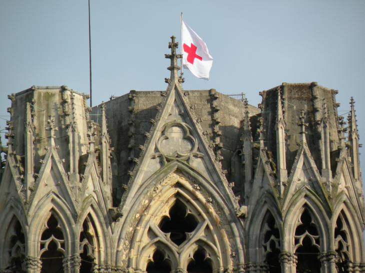  drapeau de la croix rouge au somment de la cathédrale